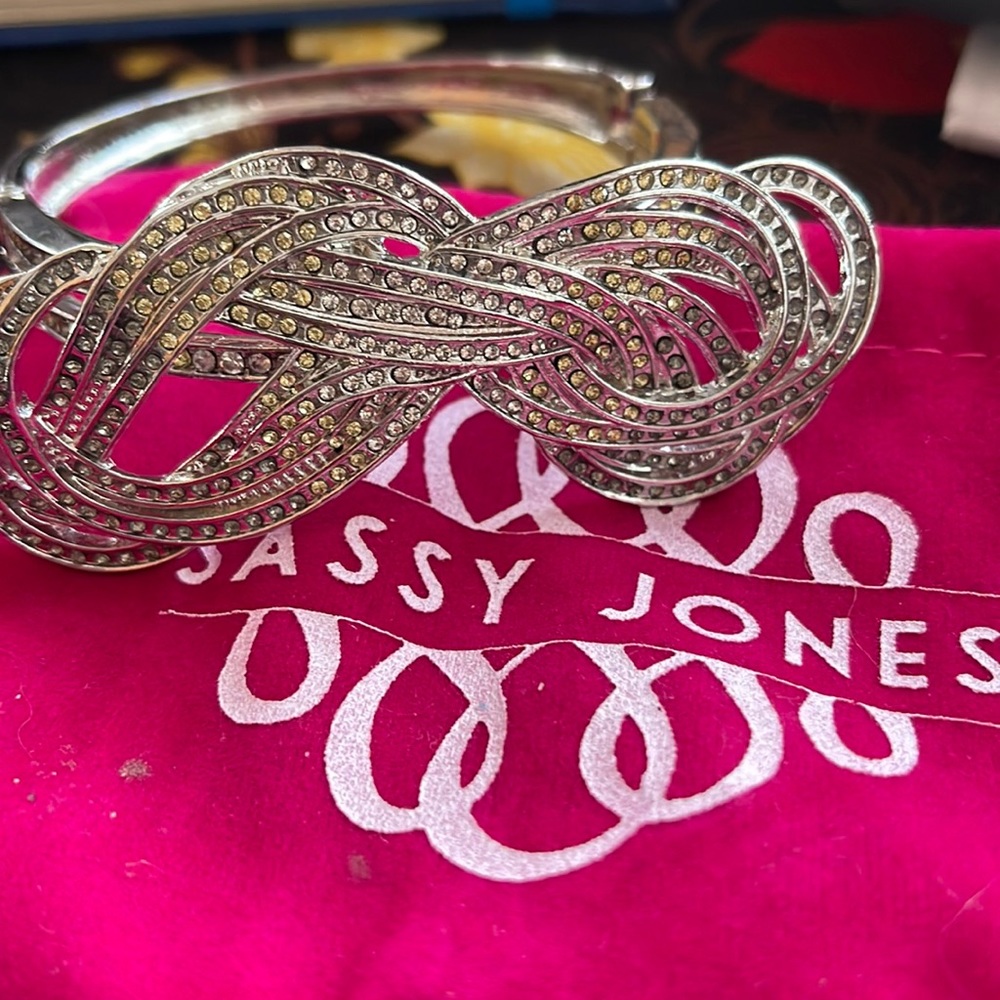 Vivienne Clasp bracket- Sassy Jones